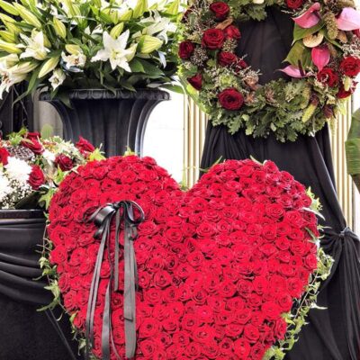 WR005-Generous Heart 400 Roses Sympathy Wreath